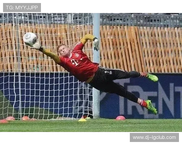 足球门将接吻事件引发体育界风波与公众持续热议讨论其深远影响力